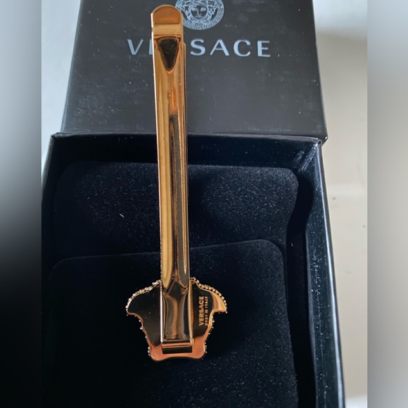 🎉HP🎉Versace Gold Crystal 'La Medusa' Hair Clip - Picture 4 of 5